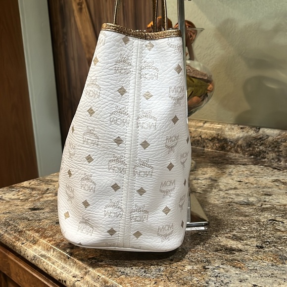 MCM EUC PRINCESS LION TOTE like New - Picture 6 of 15